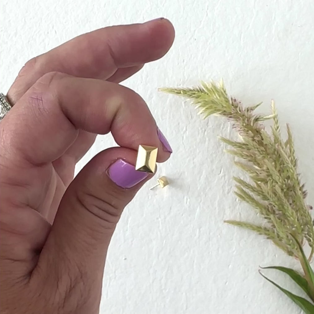 hand modeling gold stud earring