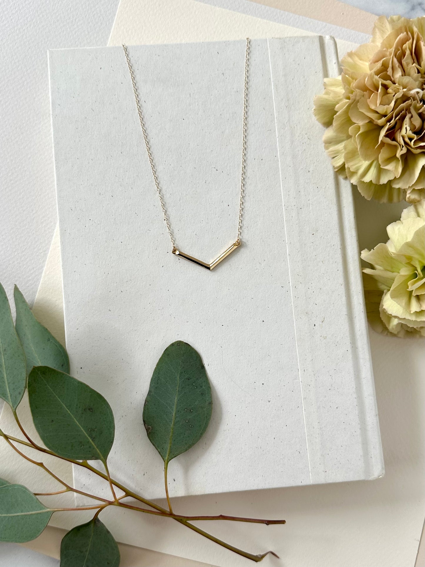 GOLD GEO V BAR NECKLACE